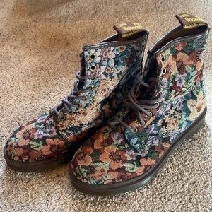 Dr Martens limited edition castel needlepoint 8 hole boots size women’s 8/ EU 39